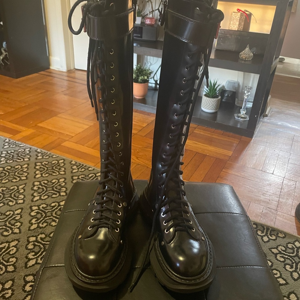 Alexander McQueen Women's Black  Knee-High Lace-Up Boots